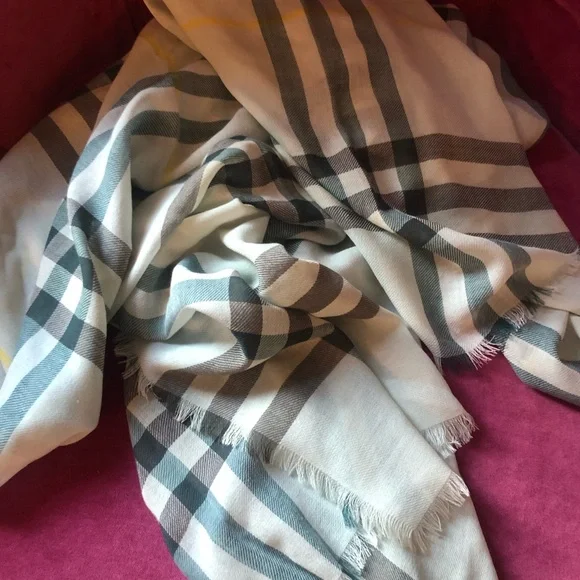 Burberry Check Wool Scarf Lightweight Color:Breeze - Picture 5 of 14
